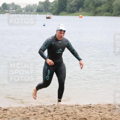 21.06.2025 - 27. Vierlanden-Triathlon Lena Gebhardt http://msf.ph/oto/8041885 15.06.2025 13:09:46 Schwimmen 1201, 1213 meine-sportfotos.de