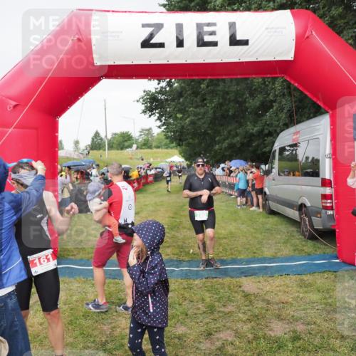 21.06.2025 - 27. Vierlanden-Triathlon MichiJ http://msf.ph/oto/8041886 15.06.2026 13:31:48 Ziel 161, 760 meine-sportfotos.de