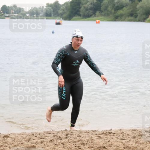 21.06.2025 - 27. Vierlanden-Triathlon Lena Gebhardt http://msf.ph/oto/8041887 15.06.2025 13:09:46 Schwimmen 1201, 1213 meine-sportfotos.de