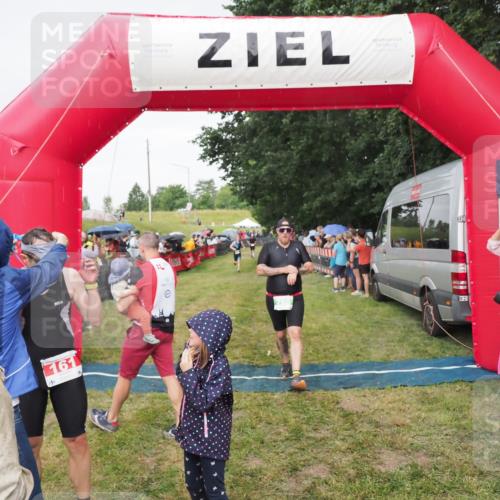 21.06.2025 - 27. Vierlanden-Triathlon MichiJ http://msf.ph/oto/8041888 15.06.2026 13:31:48 Ziel 161, 760 meine-sportfotos.de