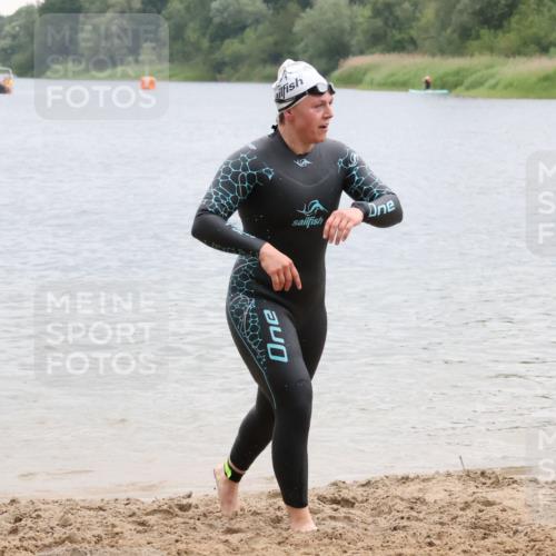 21.06.2025 - 27. Vierlanden-Triathlon Lena Gebhardt http://msf.ph/oto/8041889 15.06.2025 13:09:47 Schwimmen 1201, 1213 meine-sportfotos.de