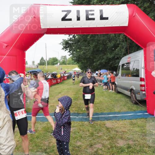 21.06.2025 - 27. Vierlanden-Triathlon MichiJ http://msf.ph/oto/8041890 15.06.2026 13:31:48 Ziel 161, 760 meine-sportfotos.de