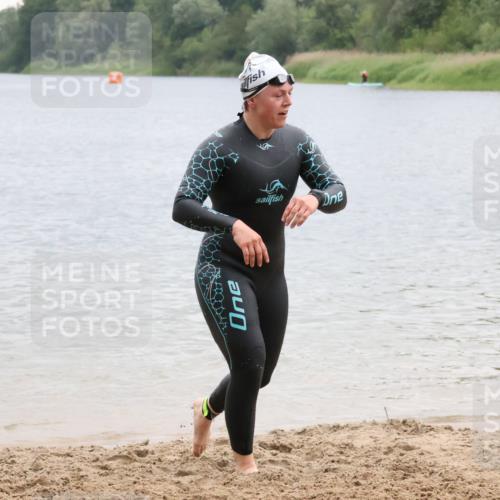 21.06.2025 - 27. Vierlanden-Triathlon Lena Gebhardt http://msf.ph/oto/8041891 15.06.2025 13:09:47 Schwimmen 1201, 1213 meine-sportfotos.de