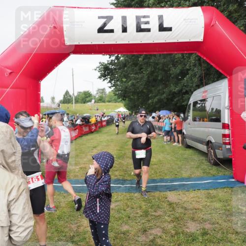 21.06.2025 - 27. Vierlanden-Triathlon MichiJ http://msf.ph/oto/8041892 15.06.2026 13:31:48 Ziel 161, 760 meine-sportfotos.de