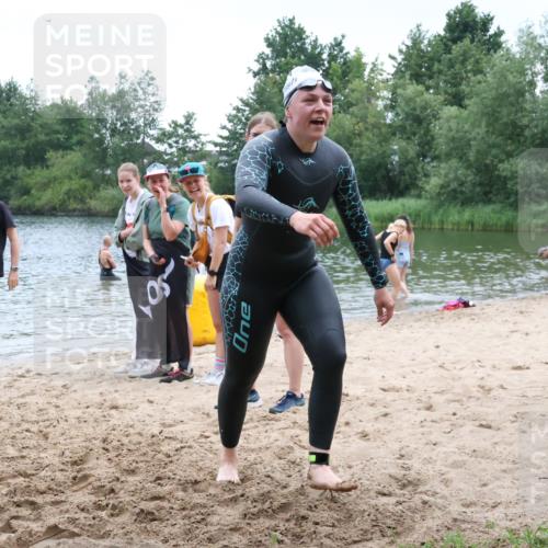 21.06.2025 - 27. Vierlanden-Triathlon Lena Gebhardt http://msf.ph/oto/8041893 15.06.2025 13:09:51 Schwimmen 1213 meine-sportfotos.de