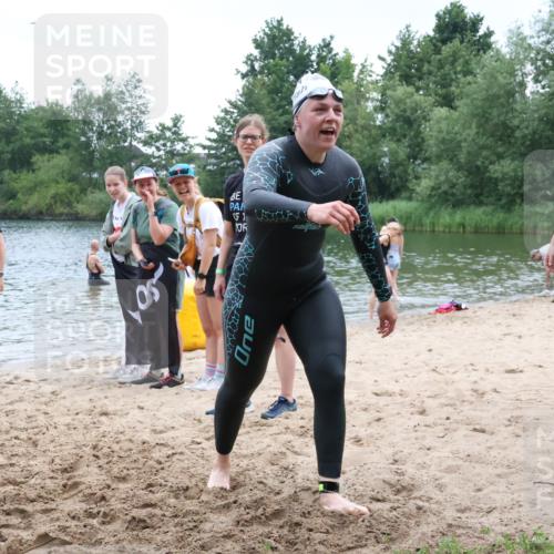 21.06.2025 - 27. Vierlanden-Triathlon Lena Gebhardt http://msf.ph/oto/8041895 15.06.2025 13:09:51 Schwimmen 1213 meine-sportfotos.de
