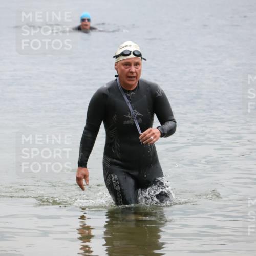 21.06.2025 - 27. Vierlanden-Triathlon Lena Gebhardt http://msf.ph/oto/8041896 15.06.2025 13:10:22 Schwimmen 1223 meine-sportfotos.de