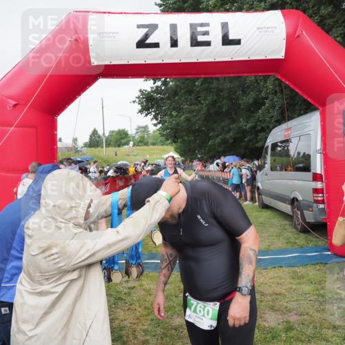 21.06.2025 - 27. Vierlanden-Triathlon MichiJ http://msf.ph/oto/8041897 15.06.2026 13:31:52 Ziel 731, 760 meine-sportfotos.de