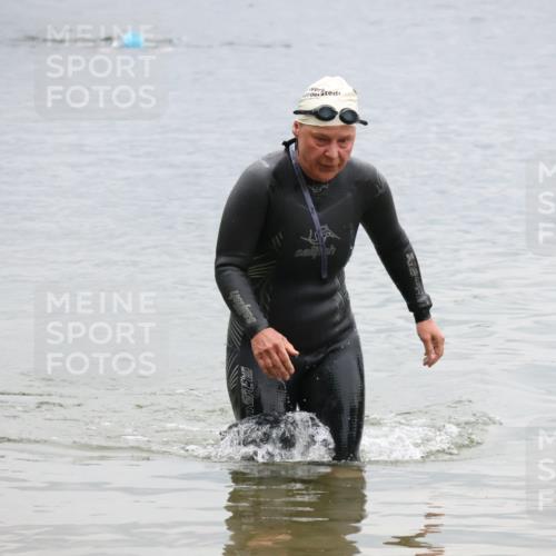 21.06.2025 - 27. Vierlanden-Triathlon Lena Gebhardt http://msf.ph/oto/8041900 15.06.2025 13:10:23 Schwimmen 1223 meine-sportfotos.de
