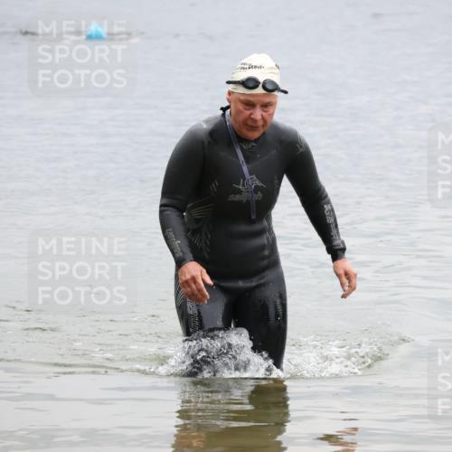 21.06.2025 - 27. Vierlanden-Triathlon Lena Gebhardt http://msf.ph/oto/8041902 15.06.2025 13:10:23 Schwimmen 1223 meine-sportfotos.de