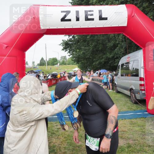 21.06.2025 - 27. Vierlanden-Triathlon MichiJ http://msf.ph/oto/8041903 15.06.2026 13:31:53 Ziel 731, 760 meine-sportfotos.de