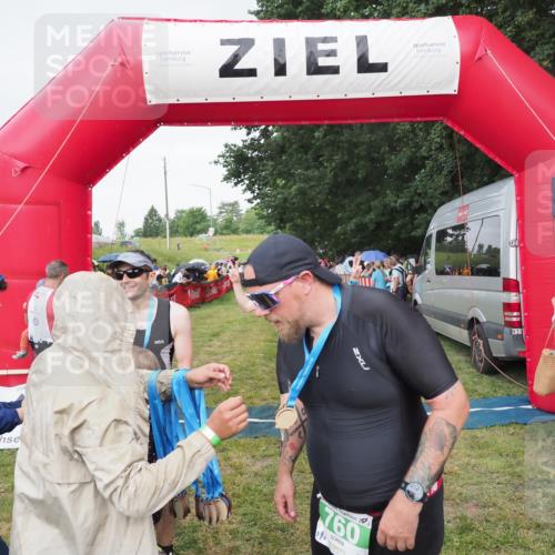 21.06.2025 - 27. Vierlanden-Triathlon MichiJ http://msf.ph/oto/8041910 15.06.2026 13:31:53 Ziel 731, 760 meine-sportfotos.de