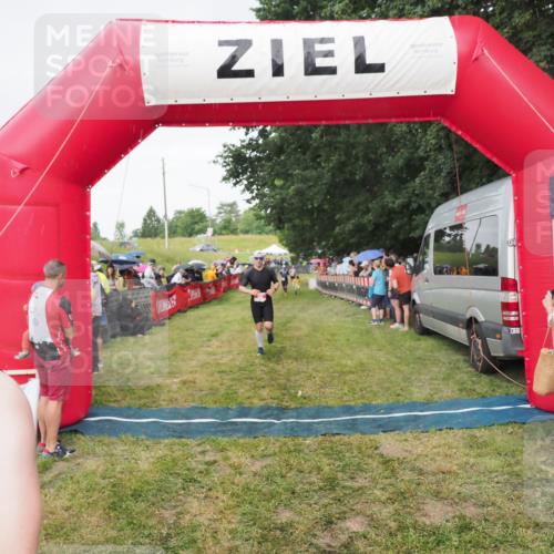 21.06.2025 - 27. Vierlanden-Triathlon MichiJ http://msf.ph/oto/8041912 15.06.2026 13:31:58 Ziel 30, 731 meine-sportfotos.de