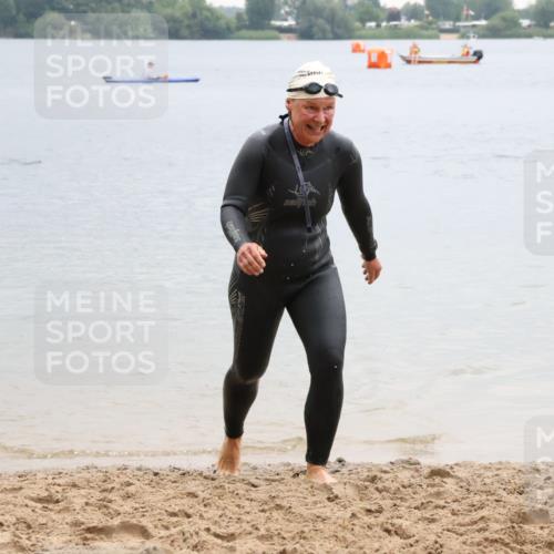 21.06.2025 - 27. Vierlanden-Triathlon Lena Gebhardt http://msf.ph/oto/8041917 15.06.2025 13:10:28 Schwimmen 1223 meine-sportfotos.de