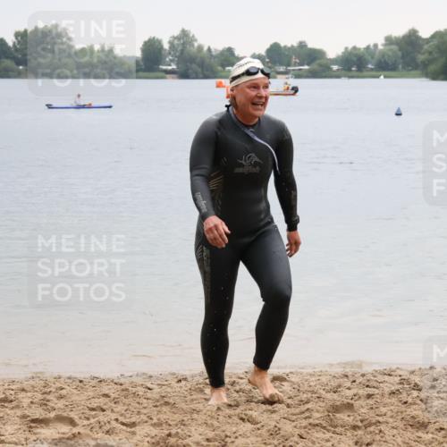 21.06.2025 - 27. Vierlanden-Triathlon Lena Gebhardt http://msf.ph/oto/8041921 15.06.2025 13:10:29 Schwimmen 1223 meine-sportfotos.de