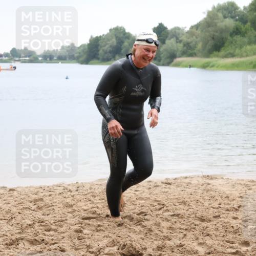 21.06.2025 - 27. Vierlanden-Triathlon Lena Gebhardt http://msf.ph/oto/8041927 15.06.2025 13:10:30 Schwimmen 1223 meine-sportfotos.de