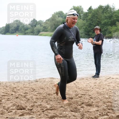21.06.2025 - 27. Vierlanden-Triathlon Lena Gebhardt http://msf.ph/oto/8041932 15.06.2025 13:10:31 Schwimmen 1223 meine-sportfotos.de
