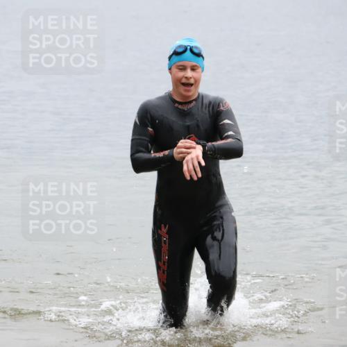 21.06.2025 - 27. Vierlanden-Triathlon Lena Gebhardt http://msf.ph/oto/8041938 15.06.2025 13:10:58 Schwimmen 1179 meine-sportfotos.de