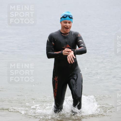 21.06.2025 - 27. Vierlanden-Triathlon Lena Gebhardt http://msf.ph/oto/8041940 15.06.2025 13:10:58 Schwimmen 1179 meine-sportfotos.de