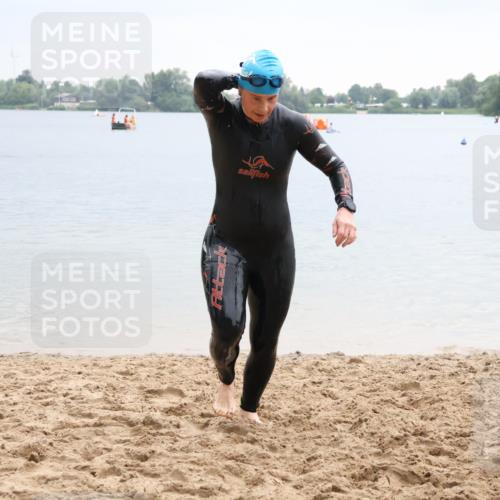 21.06.2025 - 27. Vierlanden-Triathlon Lena Gebhardt http://msf.ph/oto/8041956 15.06.2025 13:11:02 Schwimmen 1179 meine-sportfotos.de