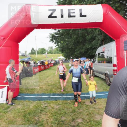 21.06.2025 - 27. Vierlanden-Triathlon MichiJ http://msf.ph/oto/8041962 15.06.2026 13:32:06 Ziel 30, 836, 861, 1072 meine-sportfotos.de
