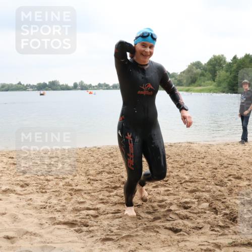21.06.2025 - 27. Vierlanden-Triathlon Lena Gebhardt http://msf.ph/oto/8041963 15.06.2025 13:11:03 Schwimmen 1179 meine-sportfotos.de