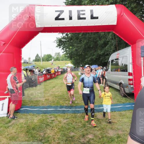 21.06.2025 - 27. Vierlanden-Triathlon MichiJ http://msf.ph/oto/8041964 15.06.2026 13:32:06 Ziel 30, 836, 861, 1072 meine-sportfotos.de