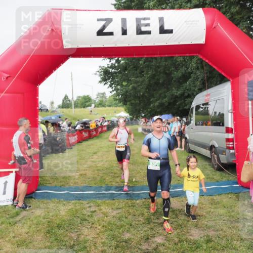 21.06.2025 - 27. Vierlanden-Triathlon MichiJ http://msf.ph/oto/8041966 15.06.2026 13:32:06 Ziel 30, 836, 861, 1072 meine-sportfotos.de