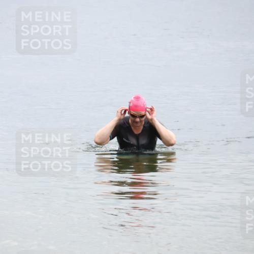 21.06.2025 - 27. Vierlanden-Triathlon Lena Gebhardt http://msf.ph/oto/8041970 15.06.2025 13:11:49 Schwimmen  meine-sportfotos.de