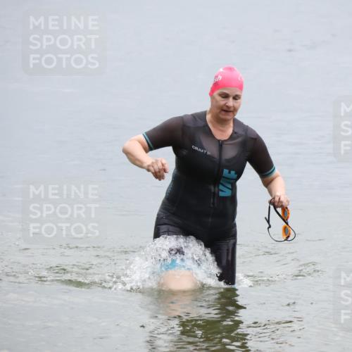21.06.2025 - 27. Vierlanden-Triathlon Lena Gebhardt http://msf.ph/oto/8041974 15.06.2025 13:11:54 Schwimmen 1224 meine-sportfotos.de