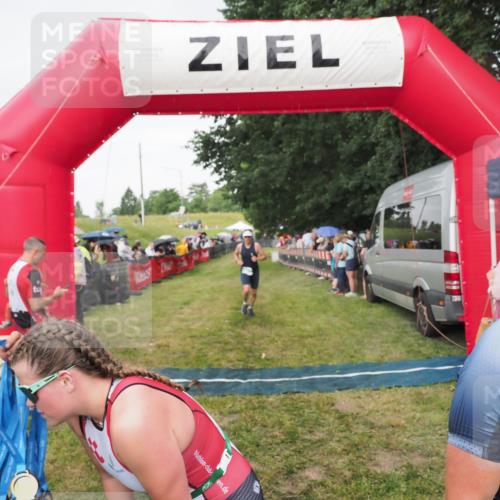 21.06.2025 - 27. Vierlanden-Triathlon MichiJ http://msf.ph/oto/8041976 15.06.2026 13:32:10 Ziel 836, 861, 1072 meine-sportfotos.de