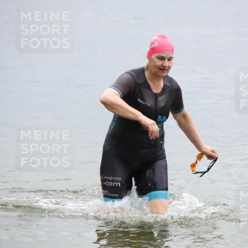 21.06.2025 - 27. Vierlanden-Triathlon Lena Gebhardt http://msf.ph/oto/8041978 15.06.2025 13:11:56 Schwimmen 1224 meine-sportfotos.de