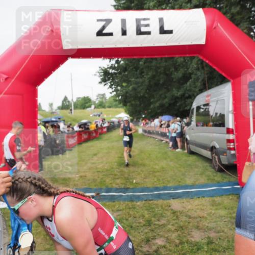 21.06.2025 - 27. Vierlanden-Triathlon MichiJ http://msf.ph/oto/8041979 15.06.2026 13:32:10 Ziel 836, 861, 1072 meine-sportfotos.de