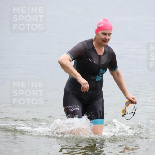 21.06.2025 - 27. Vierlanden-Triathlon Lena Gebhardt http://msf.ph/oto/8041980 15.06.2025 13:11:56 Schwimmen 1224 meine-sportfotos.de