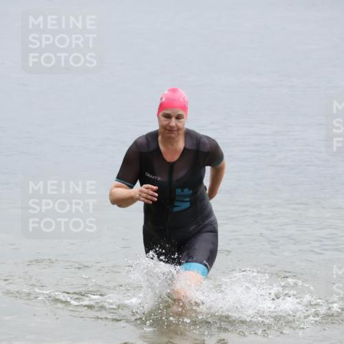 21.06.2025 - 27. Vierlanden-Triathlon Lena Gebhardt http://msf.ph/oto/8041982 15.06.2025 13:11:57 Schwimmen 1224 meine-sportfotos.de