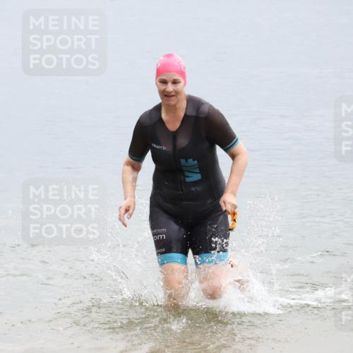 21.06.2025 - 27. Vierlanden-Triathlon Lena Gebhardt http://msf.ph/oto/8041986 15.06.2025 13:11:58 Schwimmen 1224 meine-sportfotos.de