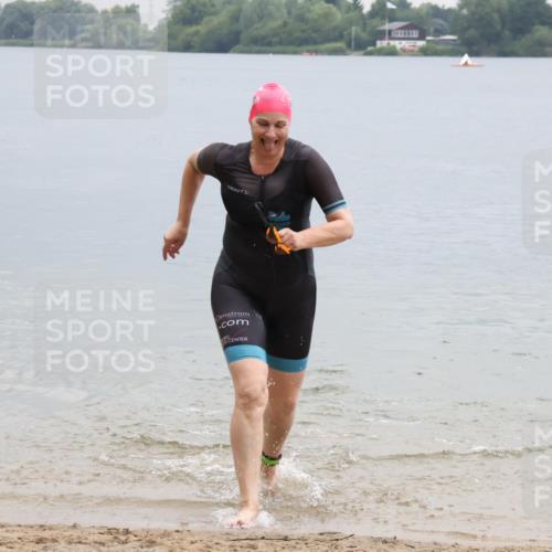 21.06.2025 - 27. Vierlanden-Triathlon Lena Gebhardt http://msf.ph/oto/8041995 15.06.2025 13:11:59 Schwimmen 1224 meine-sportfotos.de