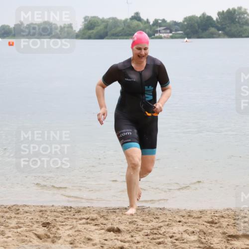 21.06.2025 - 27. Vierlanden-Triathlon Lena Gebhardt http://msf.ph/oto/8041997 15.06.2025 13:12:00 Schwimmen 1224 meine-sportfotos.de