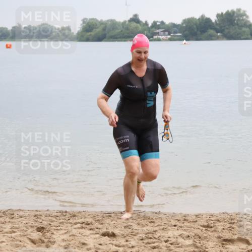 21.06.2025 - 27. Vierlanden-Triathlon Lena Gebhardt http://msf.ph/oto/8041999 15.06.2025 13:12:00 Schwimmen 1224 meine-sportfotos.de
