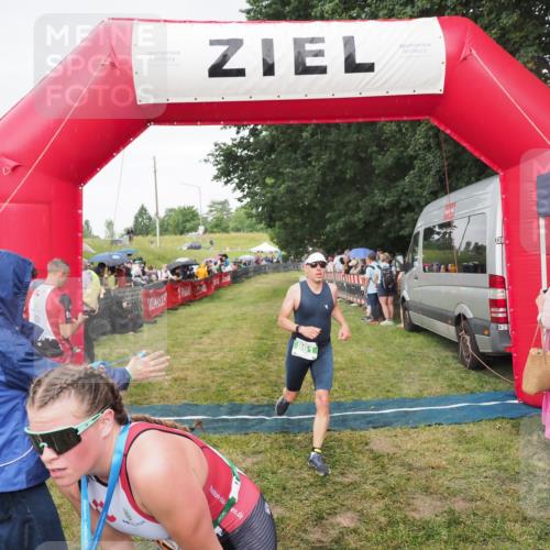 21.06.2025 - 27. Vierlanden-Triathlon MichiJ http://msf.ph/oto/8042000 15.06.2026 13:32:11 Ziel 836, 861, 1072 meine-sportfotos.de