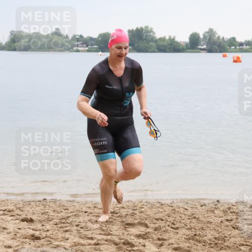 21.06.2025 - 27. Vierlanden-Triathlon Lena Gebhardt http://msf.ph/oto/8042003 15.06.2025 13:12:01 Schwimmen 1224 meine-sportfotos.de