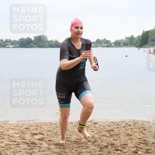 21.06.2025 - 27. Vierlanden-Triathlon Lena Gebhardt http://msf.ph/oto/8042004 15.06.2025 13:12:02 Schwimmen 1224 meine-sportfotos.de