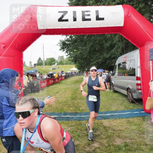 21.06.2025 - 27. Vierlanden-Triathlon MichiJ http://msf.ph/oto/8042005 15.06.2026 13:32:11 Ziel 836, 861, 1072 meine-sportfotos.de