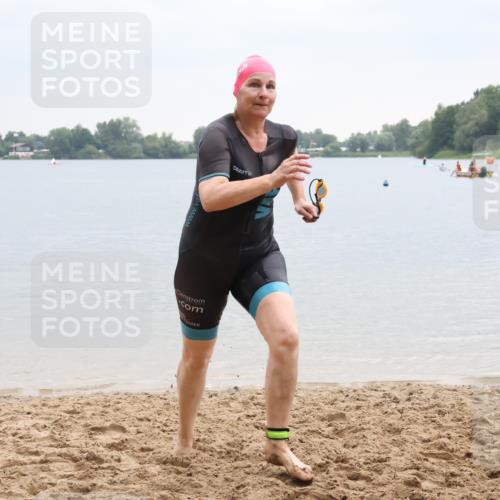 21.06.2025 - 27. Vierlanden-Triathlon Lena Gebhardt http://msf.ph/oto/8042006 15.06.2025 13:12:02 Schwimmen 1224 meine-sportfotos.de