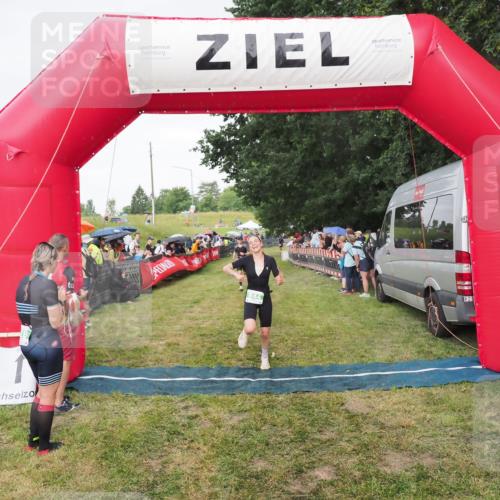 21.06.2025 - 27. Vierlanden-Triathlon MichiJ http://msf.ph/oto/8042007 15.06.2026 13:32:28 Ziel 18, 944 meine-sportfotos.de