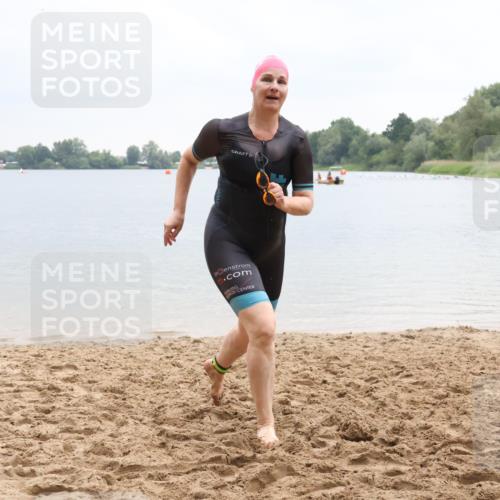 21.06.2025 - 27. Vierlanden-Triathlon Lena Gebhardt http://msf.ph/oto/8042008 15.06.2025 13:12:03 Schwimmen 1224 meine-sportfotos.de