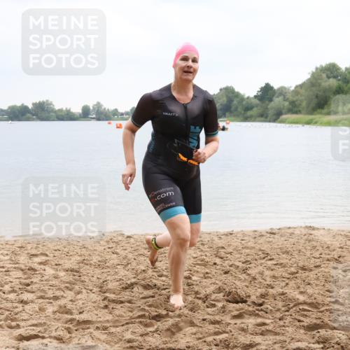 21.06.2025 - 27. Vierlanden-Triathlon Lena Gebhardt http://msf.ph/oto/8042010 15.06.2025 13:12:03 Schwimmen 1224 meine-sportfotos.de