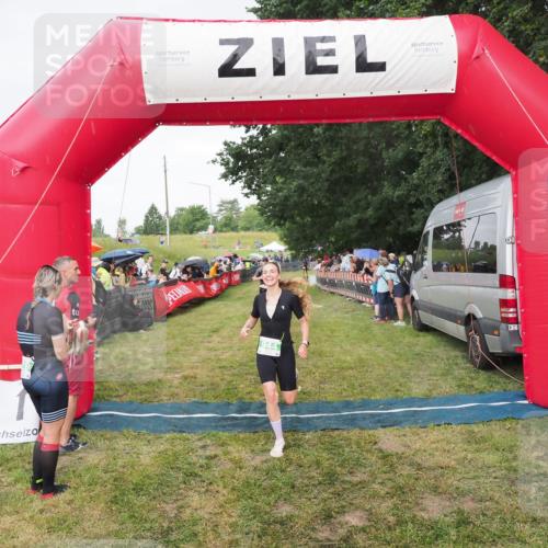 21.06.2025 - 27. Vierlanden-Triathlon MichiJ http://msf.ph/oto/8042011 15.06.2026 13:32:28 Ziel 18, 944 meine-sportfotos.de