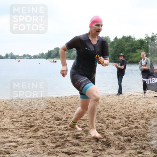 21.06.2025 - 27. Vierlanden-Triathlon Lena Gebhardt http://msf.ph/oto/8042012 15.06.2025 13:12:03 Schwimmen 1224 meine-sportfotos.de