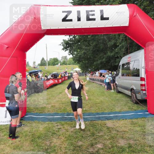 21.06.2025 - 27. Vierlanden-Triathlon MichiJ http://msf.ph/oto/8042013 15.06.2026 13:32:28 Ziel 18, 944 meine-sportfotos.de